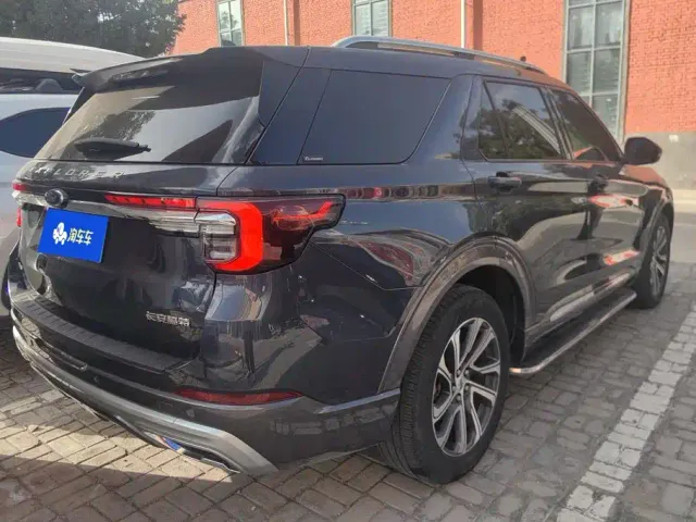 Ford Explorer — Фото автомобиля 3