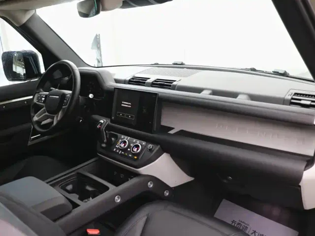 Land Rover Defender — Фото автомобиля 23