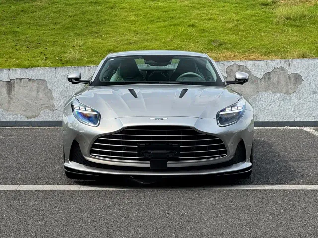 Aston Martin DB12 — Фото автомобиля 3