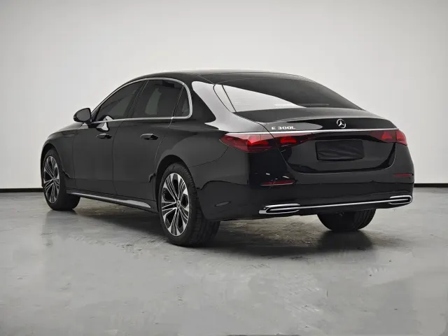 Mercedes-Benz E-Class — Фото автомобиля 3
