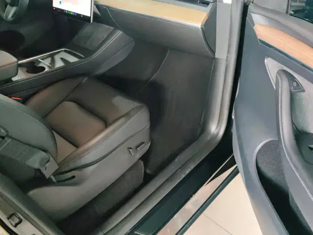 Tesla Model Y — Фото автомобиля 8