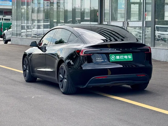 Tesla Model 3 — Фото автомобиля 7