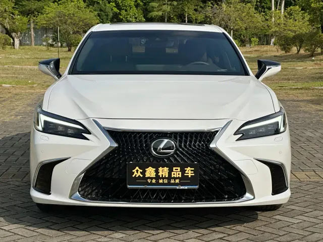 Lexus ES — Фото автомобиля 2