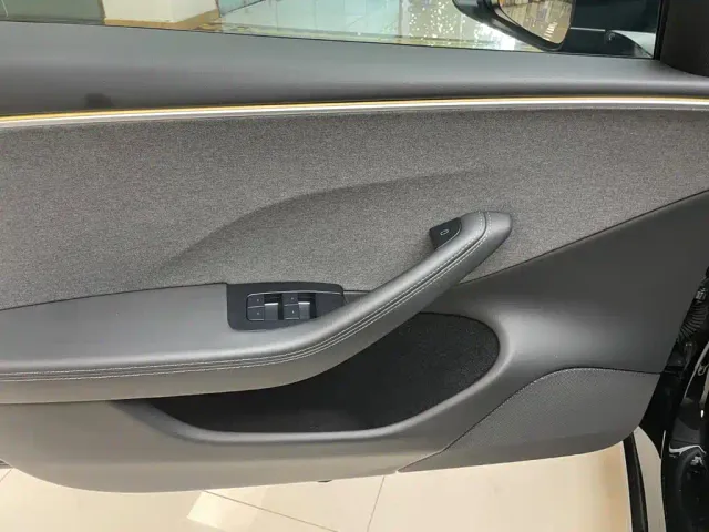 Tesla Model 3 — Фото автомобиля 7
