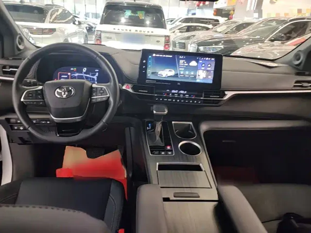 Toyota Sienna — Фото автомобиля 9