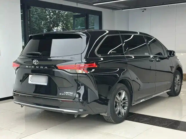 Toyota Sienna — Фото автомобиля 12