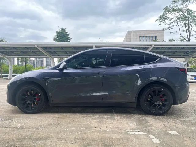 Tesla Model Y — Фото автомобиля 8