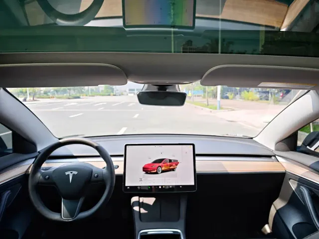 Tesla Model 3 — Фото автомобиля 10