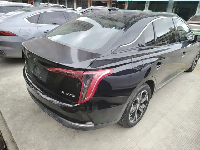 Hongqi E-QM5 — Фото автомобиля 6