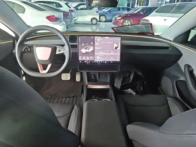 Tesla Model 3 — Фото автомобиля 9