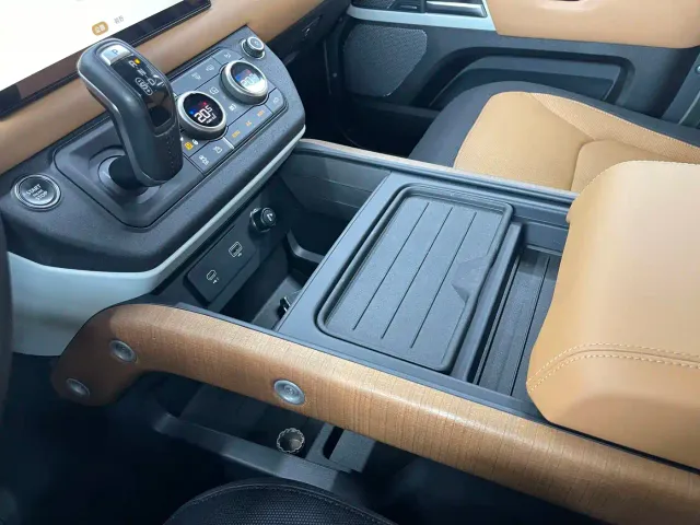 Land Rover Defender — Фото автомобиля 14