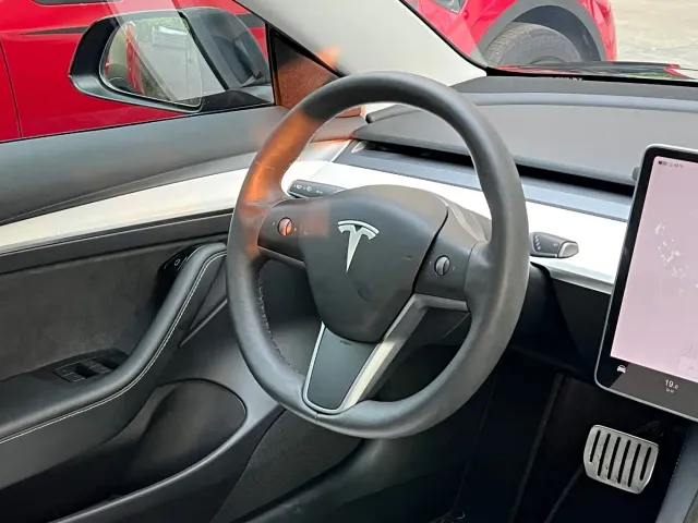 Tesla Model 3 — Фото автомобиля 9