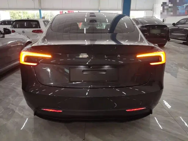 Tesla Model 3 — Фото автомобиля 5