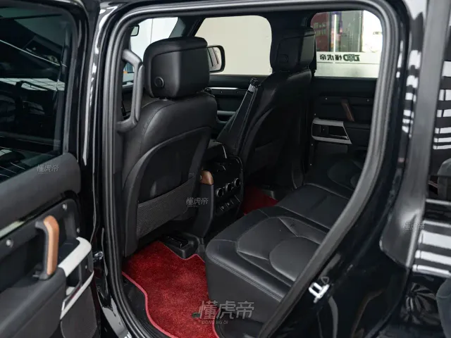 Land Rover Defender — Фото автомобиля 12