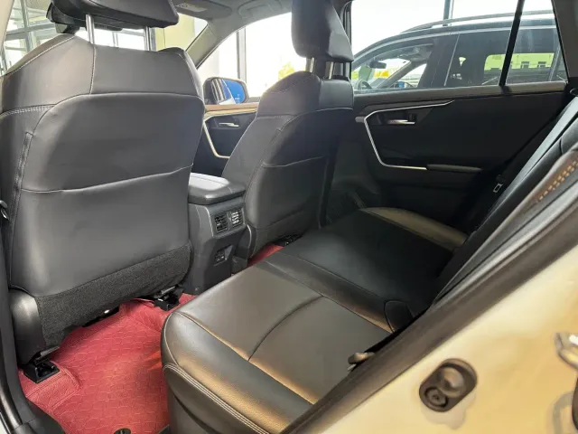 Toyota RAV4 — Фото автомобиля 14