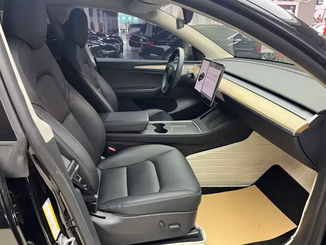 Tesla Model Y — Фото автомобиля 13