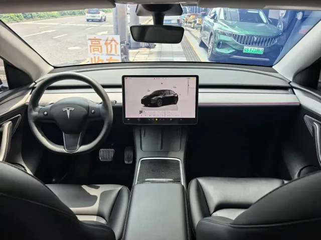 Tesla Model Y — Фото автомобиля 9