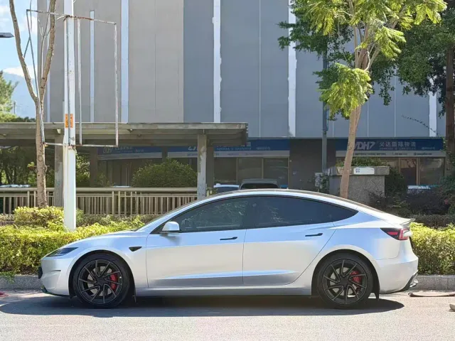 Tesla Model 3 — Фото автомобиля 3