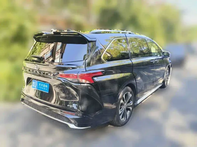 Toyota Granvia 2024 2.5L Hybrid Premium PLUS — Фото автомобиля 5