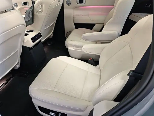Li Auto L8 — Фото автомобиля 16