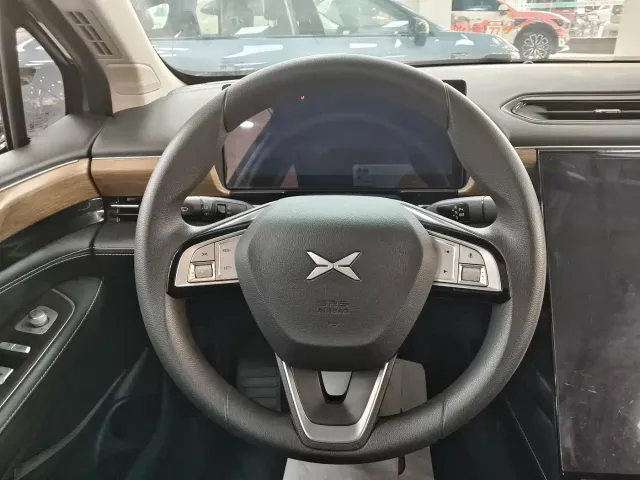 Xpeng P5 — Фото автомобиля 10