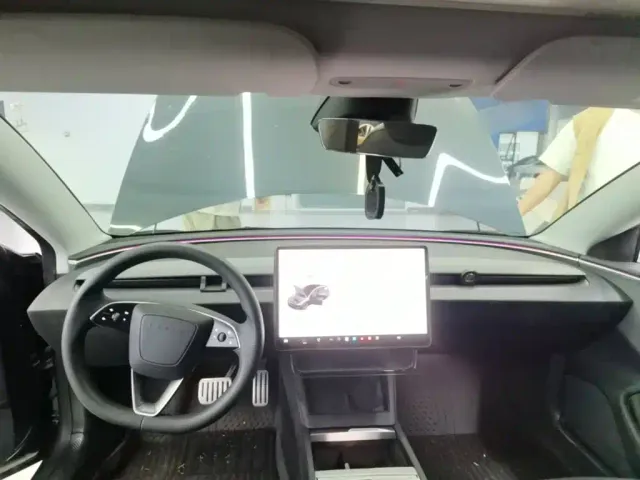 Tesla Model 3 — Фото автомобиля 9