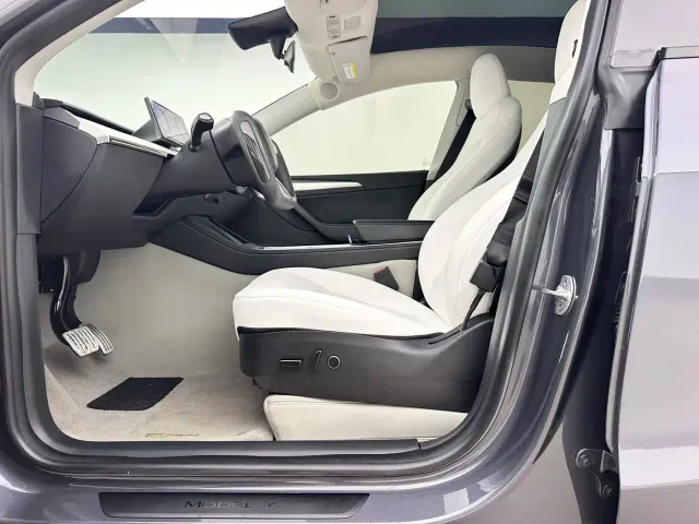 Tesla Model Y — Фото автомобиля 13