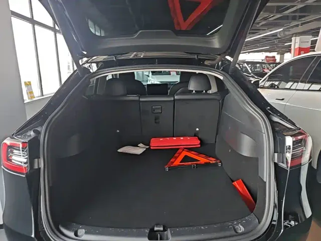 Tesla Model Y — Фото автомобиля 18