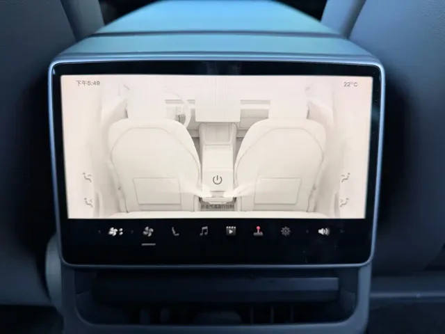 Tesla Model 3 — Фото автомобиля 11