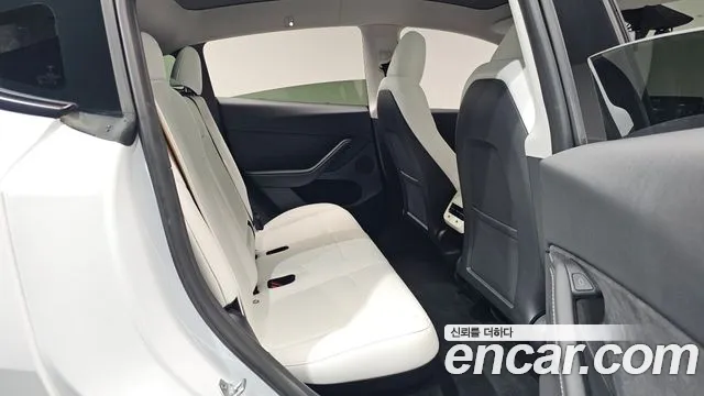 Tesla Model Y — Фото автомобиля 11