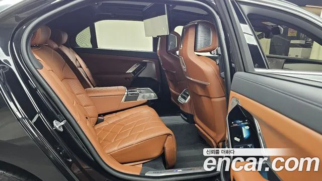 BMW 7-Series 7 серия (G70) 740i xDrive M Sport — Фото автомобиля 11