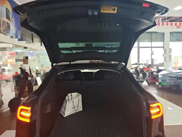 Tesla Model Y — Фото автомобиля 18