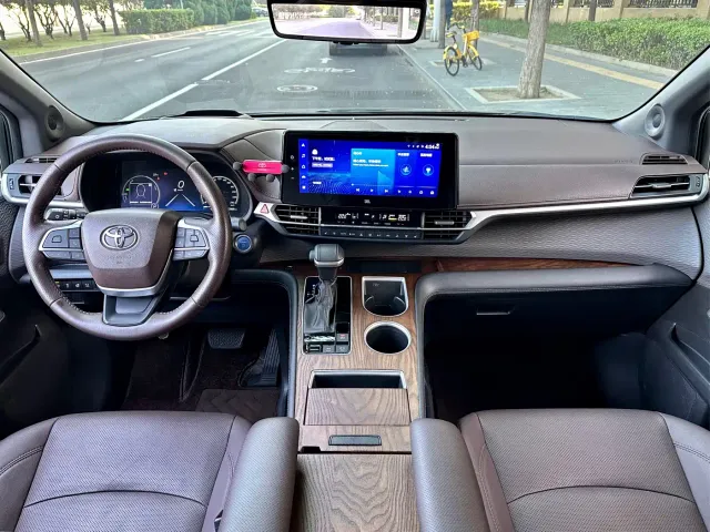 Toyota Sienna — Фото автомобиля 7