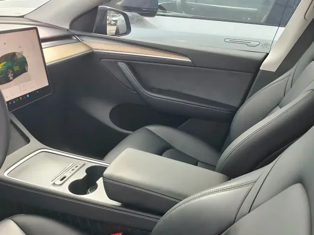 Tesla Model Y — Фото автомобиля 5