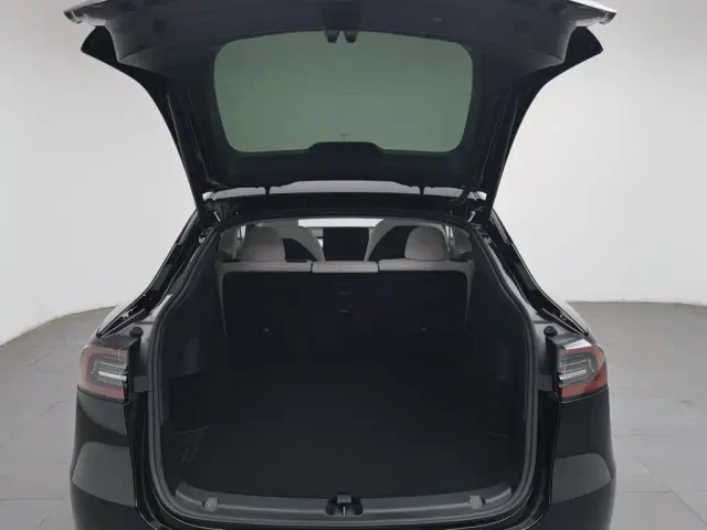 Tesla Model Y — Фото автомобиля 16