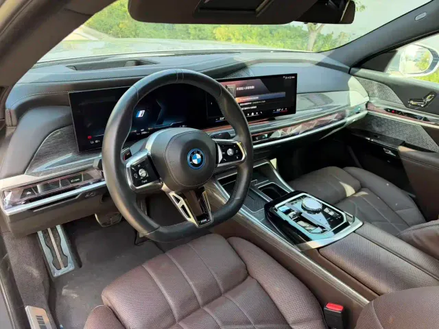 BMW i7 — Фото автомобиля 5