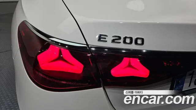 Mercedes-Benz E-Class — Фото автомобиля 23