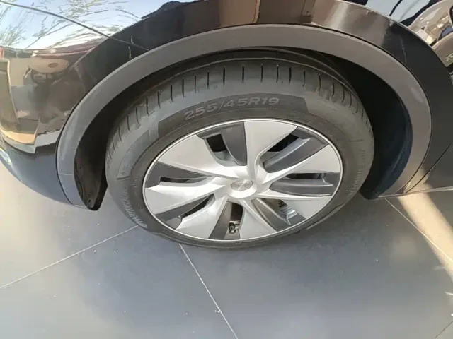 Tesla Model Y — Фото автомобиля 22