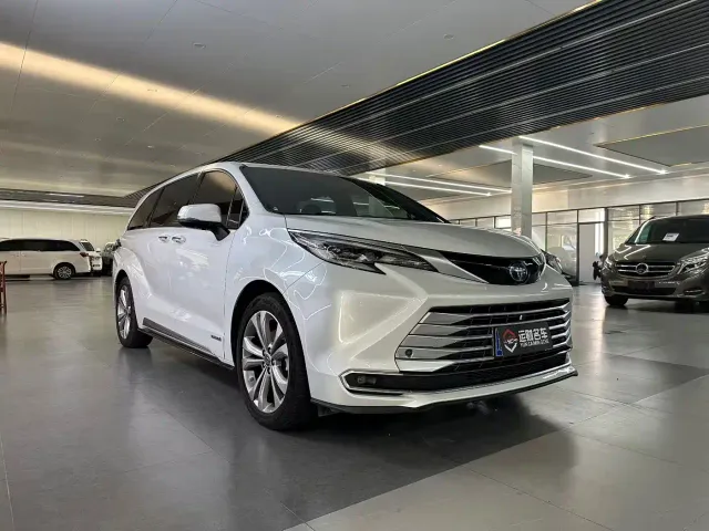 Toyota Sienna — Фото автомобиля 3