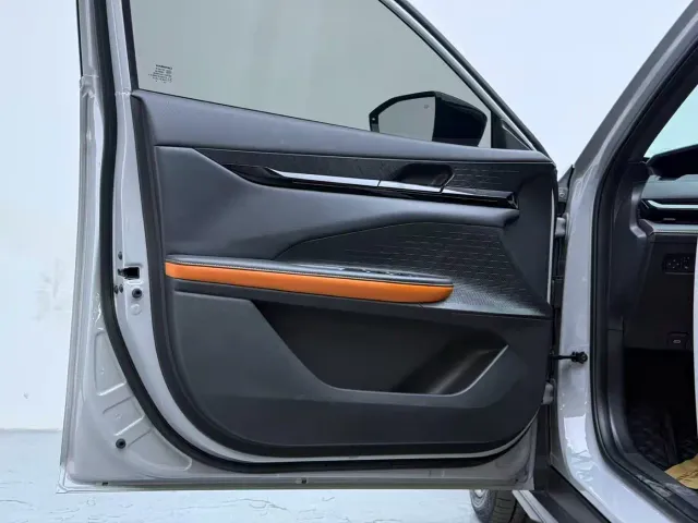 Changan Changan UNI-V iDD 2023 ZhiDian iDD 1.5T 113km Smart Fun Edition — Фото автомобиля 13