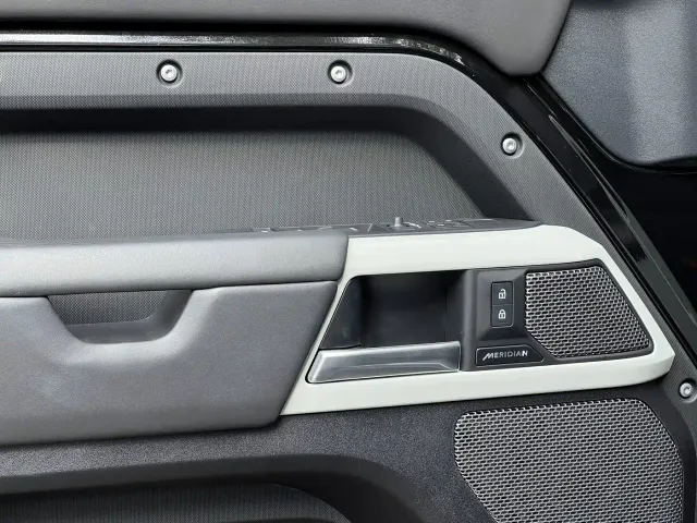 Land Rover Defender — Фото автомобиля 8
