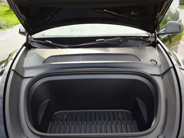 Tesla Model Y — Фото автомобиля 12