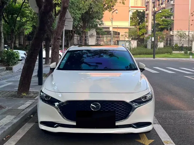 Mazda Mazda3 Axela 2022 2.0L Automatic Elegance Edition — Фото автомобиля 2