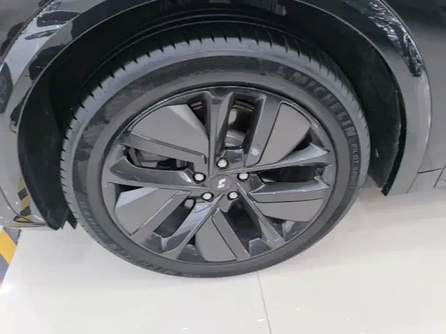 Li Auto L7 — Фото автомобиля 22