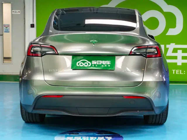 Tesla Model Y — Фото автомобиля 16