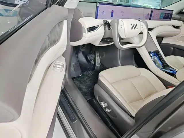 IM Motors LS6 — Фото автомобиля 15