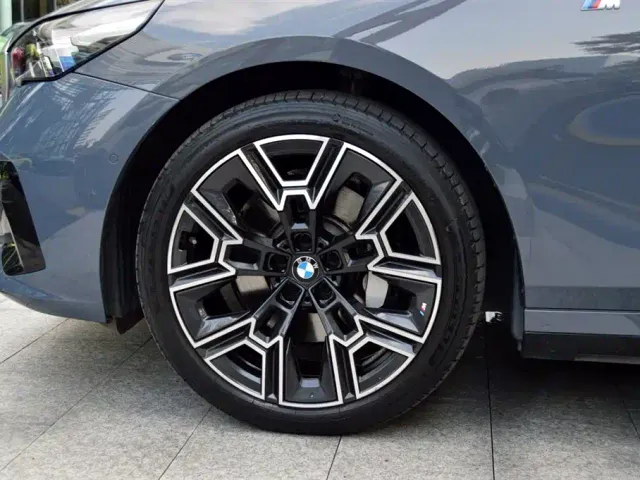 BMW 5 Series — Фото автомобиля 9