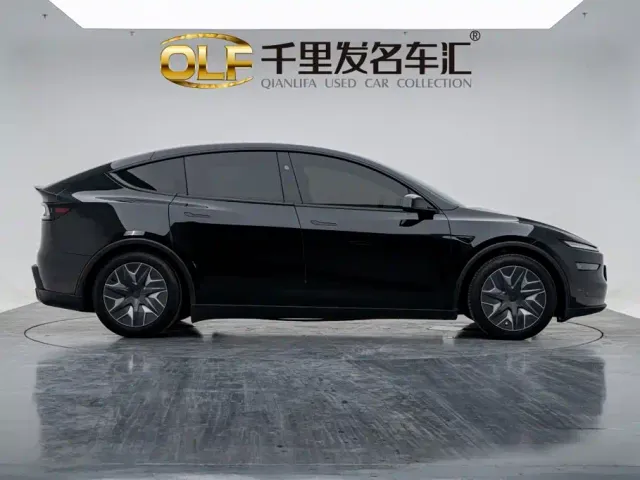 Tesla Model Y L — Фото автомобиля 4