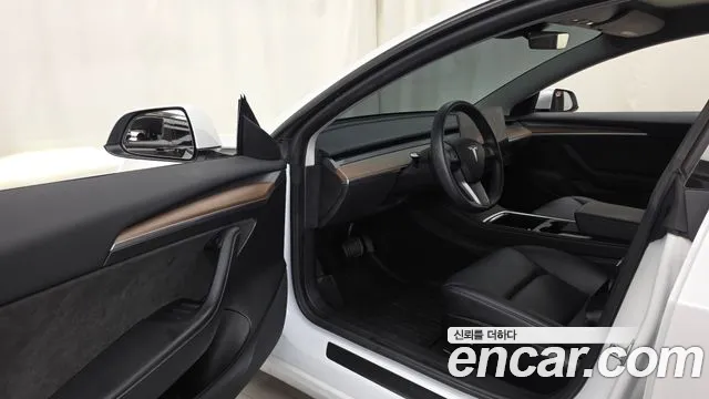 Tesla Model 3 — Фото автомобиля 10