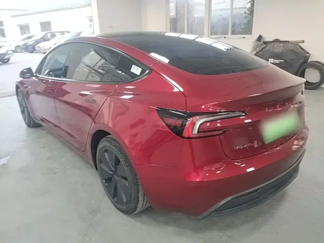 Tesla Model 3 — Фото автомобиля 4